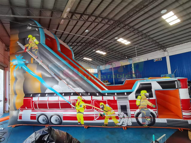Crianças ao ar livre festa pulando castelo inflável comercial corpo de bombeiros slide