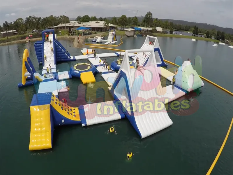 Un parc aquatique chaud glisse sur une attraction gonflable