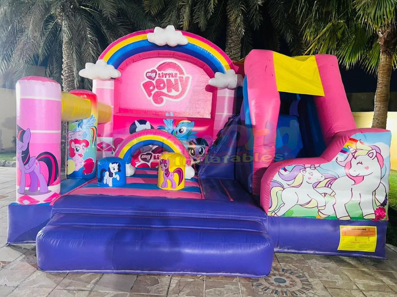 I saltatori per feste all'aperto per bambini rimbalzano la casa gonfiabile del castello di salto co