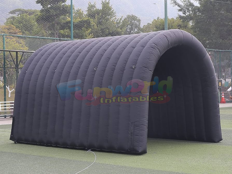 L'aria della festa dell'evento esplode pubblicizzando la tenda d'ingresso del tunnel gonfiabile n