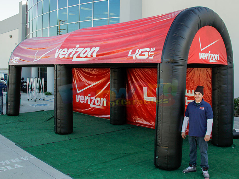 Festa commerciale nera che attraversa la tenda gonfiabile per il riparo della copertura del tunnel d