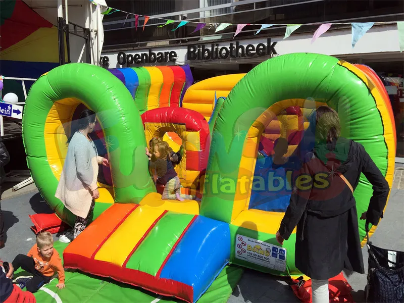 Commercial utilisé arène sports bounce house rainbow château combo cavalier