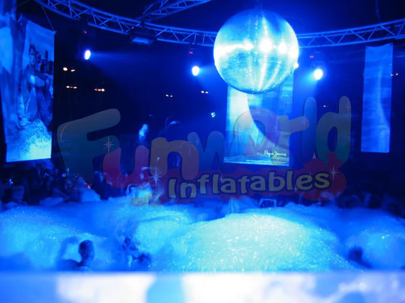 La lumière colorée gonflent des inflatables dans le ballon d'éclairage de la publicité a mené le ba