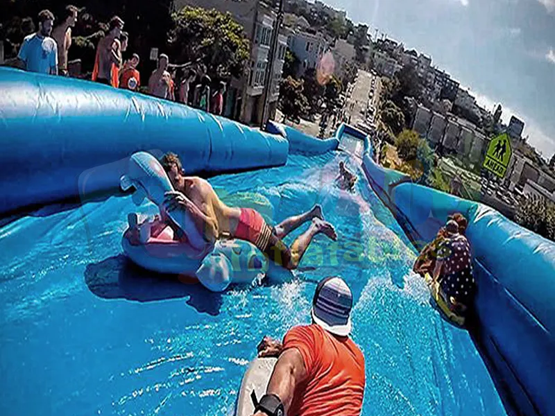 La pelouse bon marché gonflent la glissière d'eau pour le glissement de piscine et les adultes de g